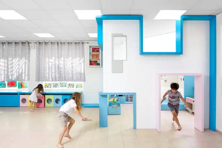 מרחב מזמין עם כניסות מותאמות לילדים ולצוות